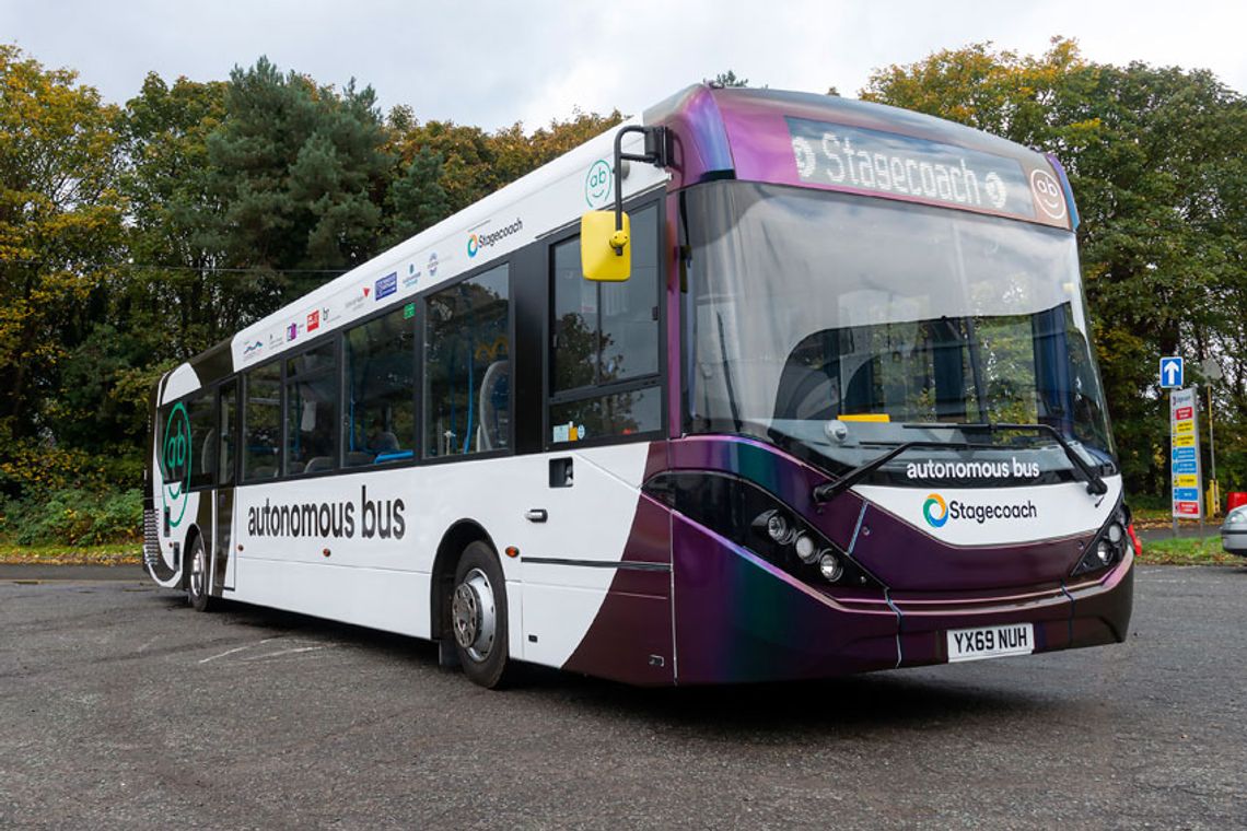 Pierwszy w Wielkiej Brytanii pełnowymiarowy autonomiczny autobus zaczął wozić pasażerów
