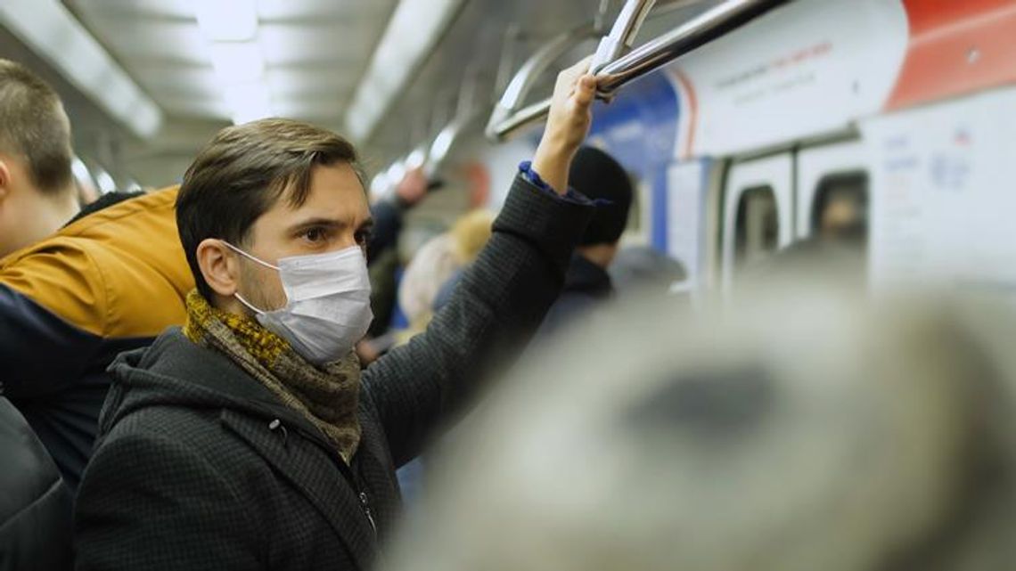 Po 19 lipca maski nadal obowiązkowe w metrze i autobusach 
