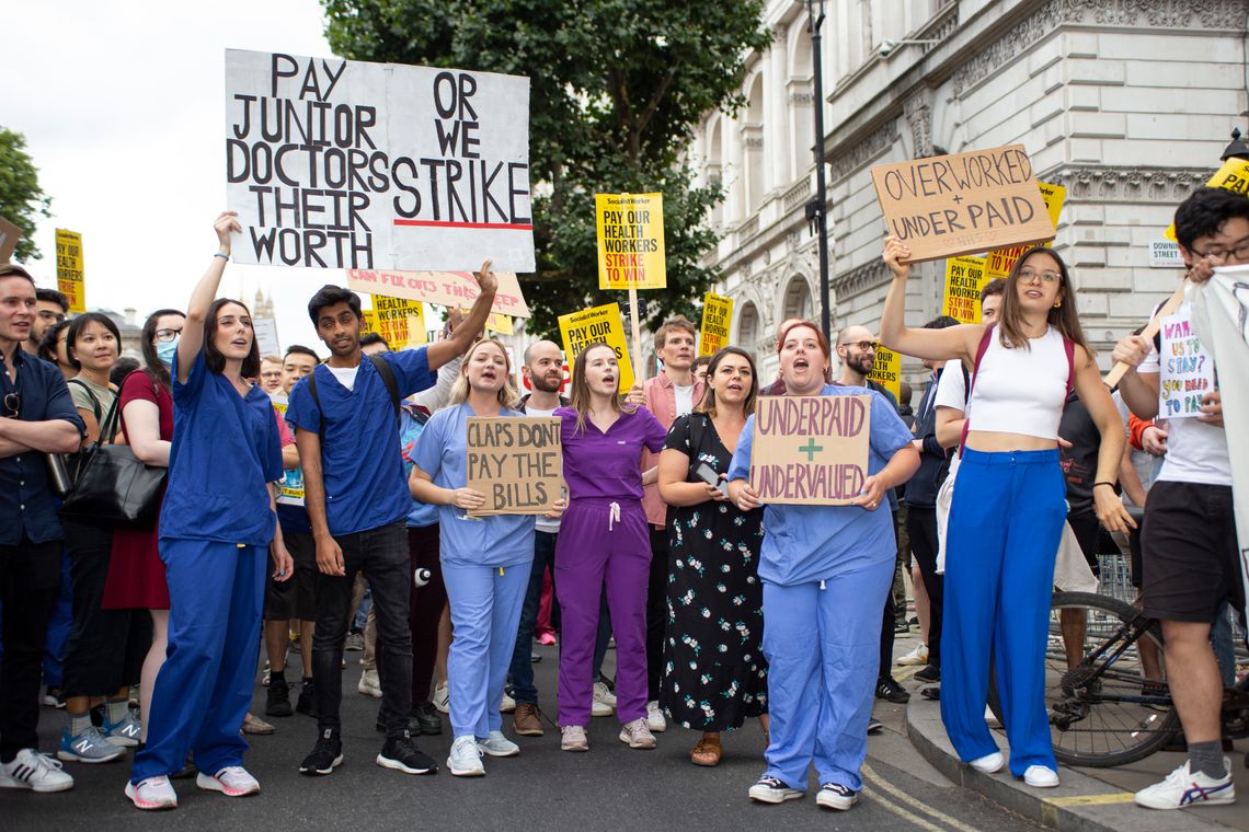 Początkujący lekarze i lekarze konsultanci rozpoczęli trzydniowy strajk