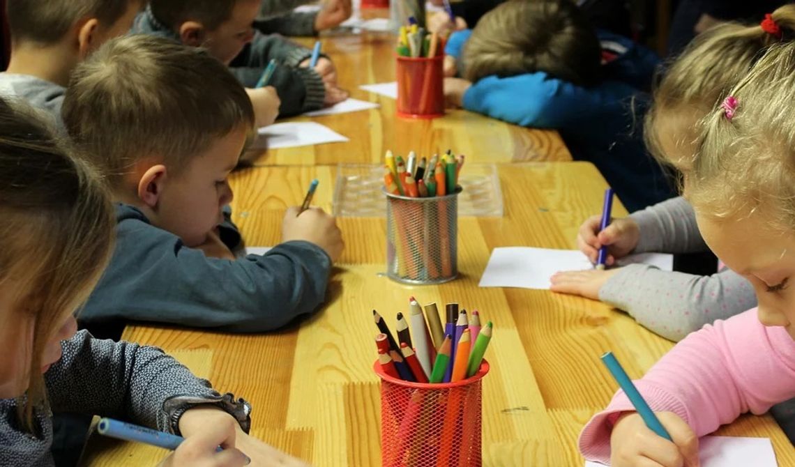 Polacy chcą powrotu dzieci do szkoły - najlepiej w trybie zmianowym