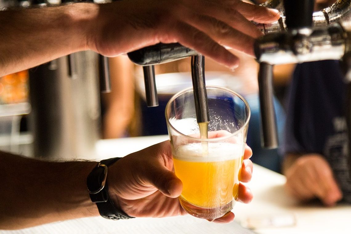 Policja alarmuje, pijani bywalcy pubów nie są w stanie się dystansować
