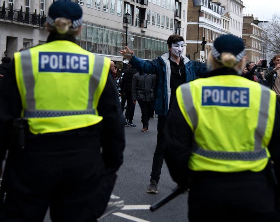 Policja złamała przepisy podczas protestów w Londynie i w Bristolu 