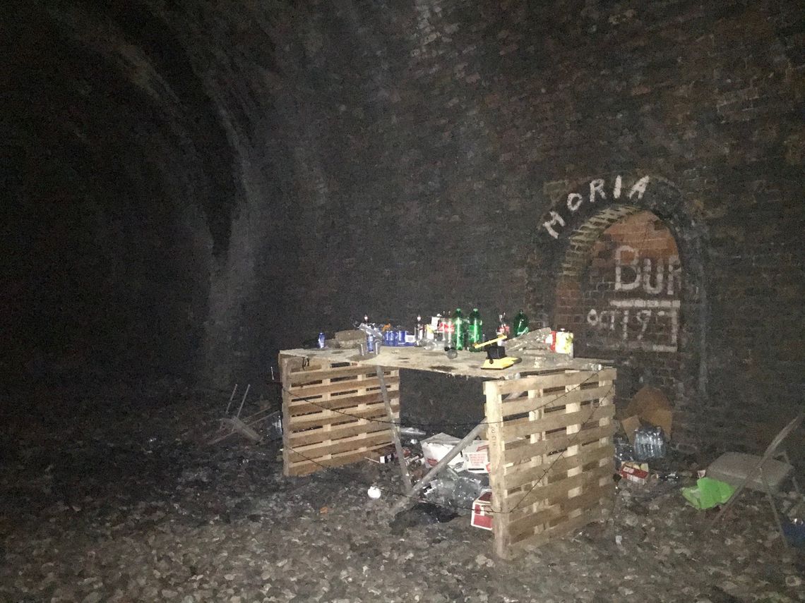 Policja znalazła sprzęt muzyczny w nieczynnym tunelu kolejowym!
