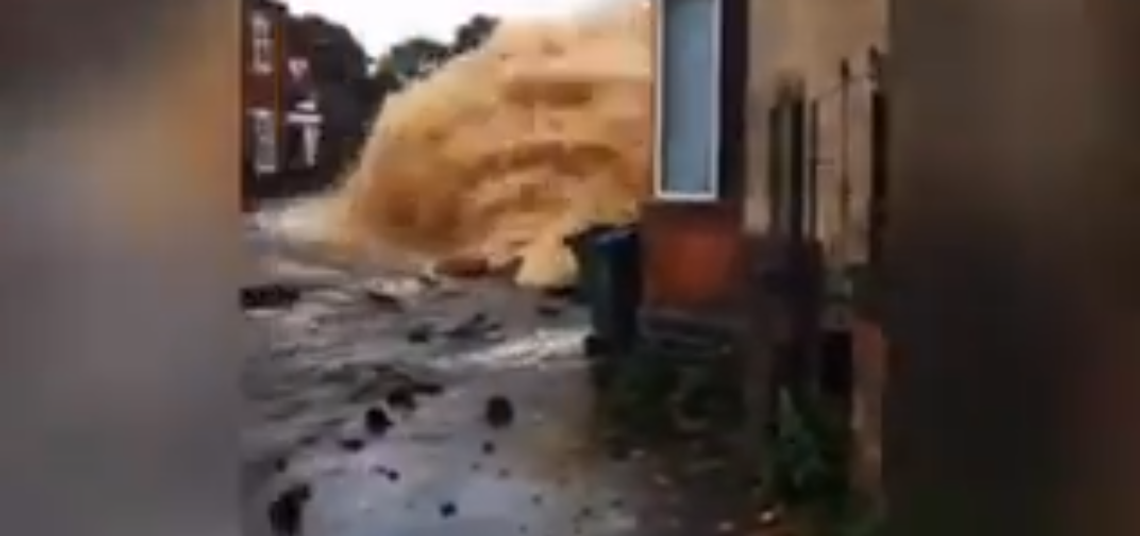 Powódź wskutek awarii wodociągu -video