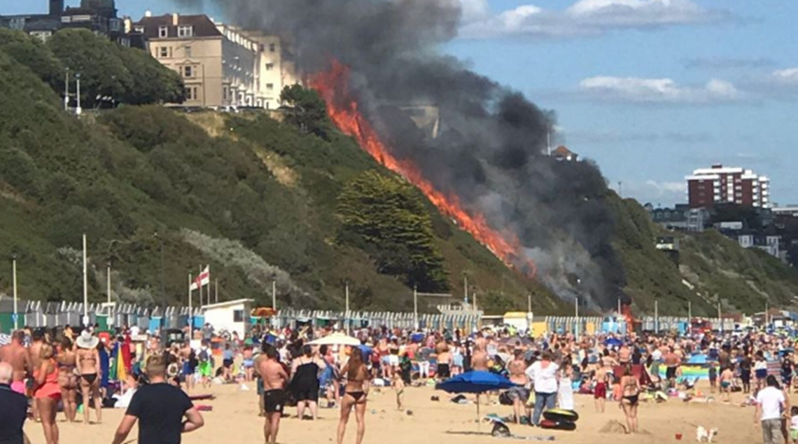 Pożar na plaży w Bournemouth