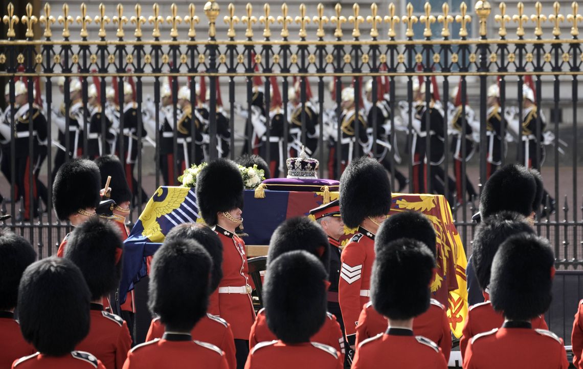 Procesja żałobna z trumną Królowej przeszła z Pałacu Buckingham do Westminster Hall