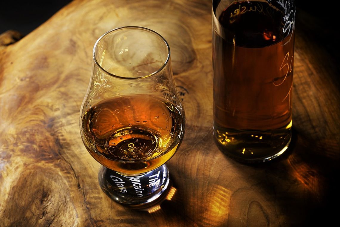 Producenci whisky biją na alarm, zmiany klimatu paraliżują gorzelnie