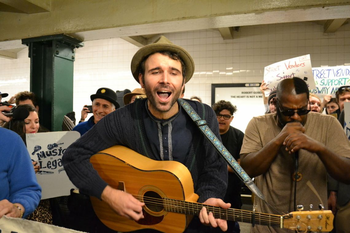 Przesłuchania muzyków, którzy starają się o licencję na grę na stacjach metra