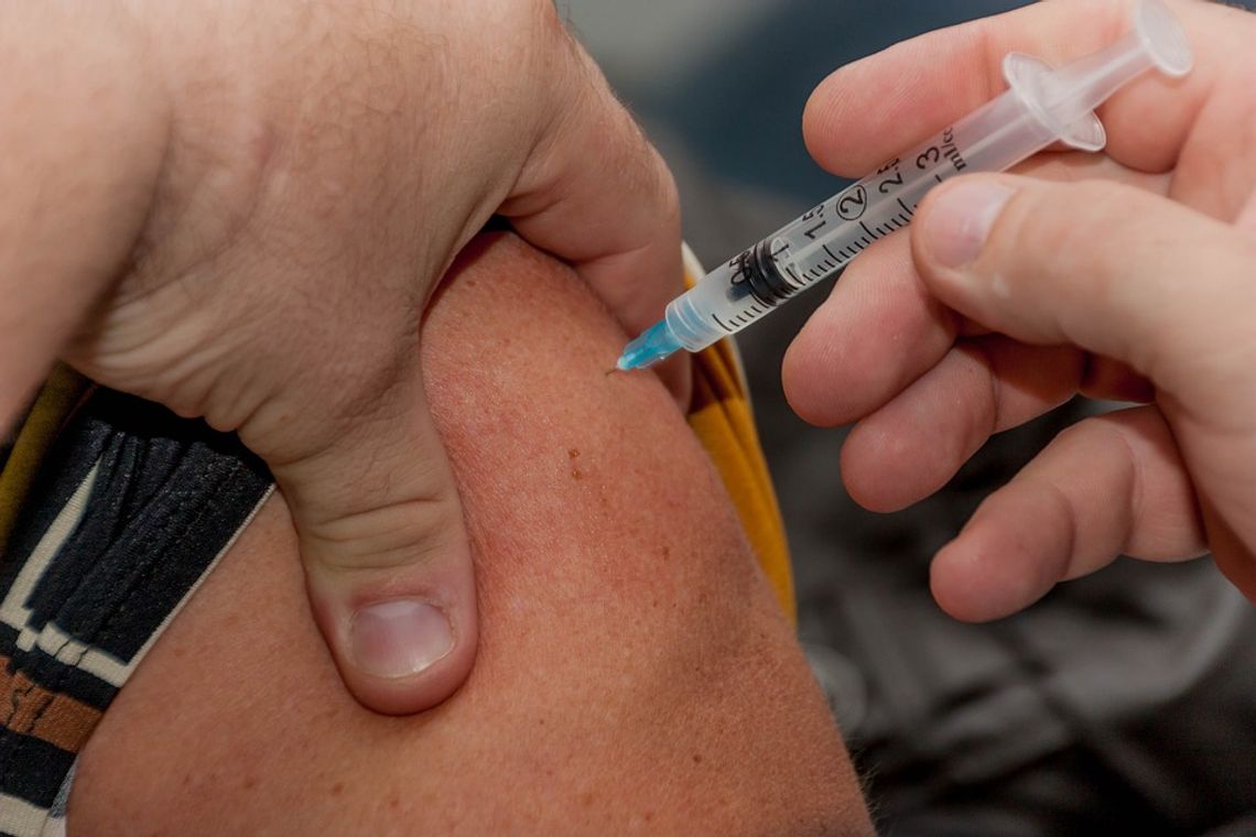 Public Health England odradza podawania dwóch dawek szczepionki na Covid-19 od różnych producentów 