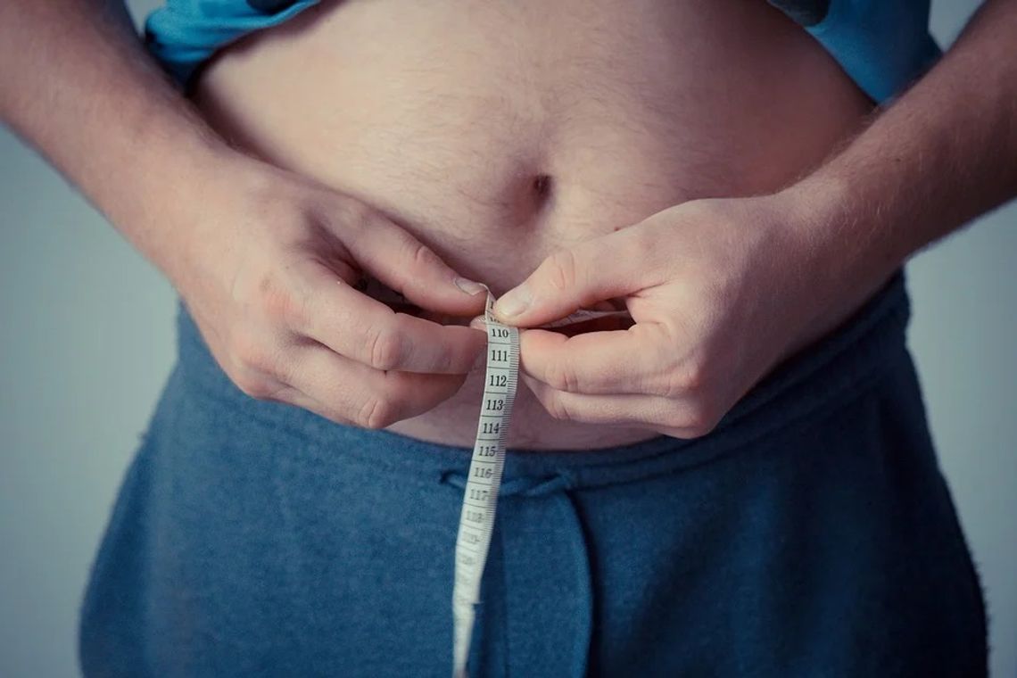 Raport z Wielkiej Brytanii: otyłość zwiększa ryzyko śmierci na Covid-19