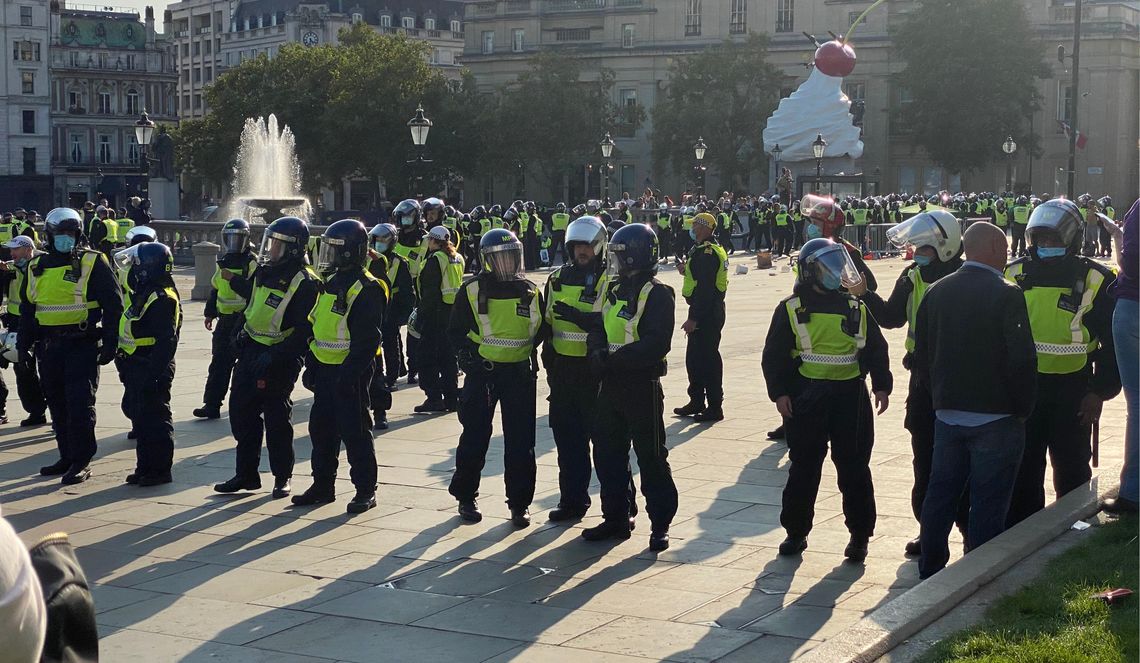 Setki ludzi protestowały przeciw ograniczeniom związanym z epidemią