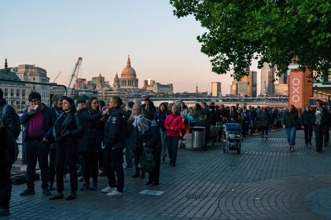 Służby proszą ludzi o niedołączanie do kolejki do Westminster Hall