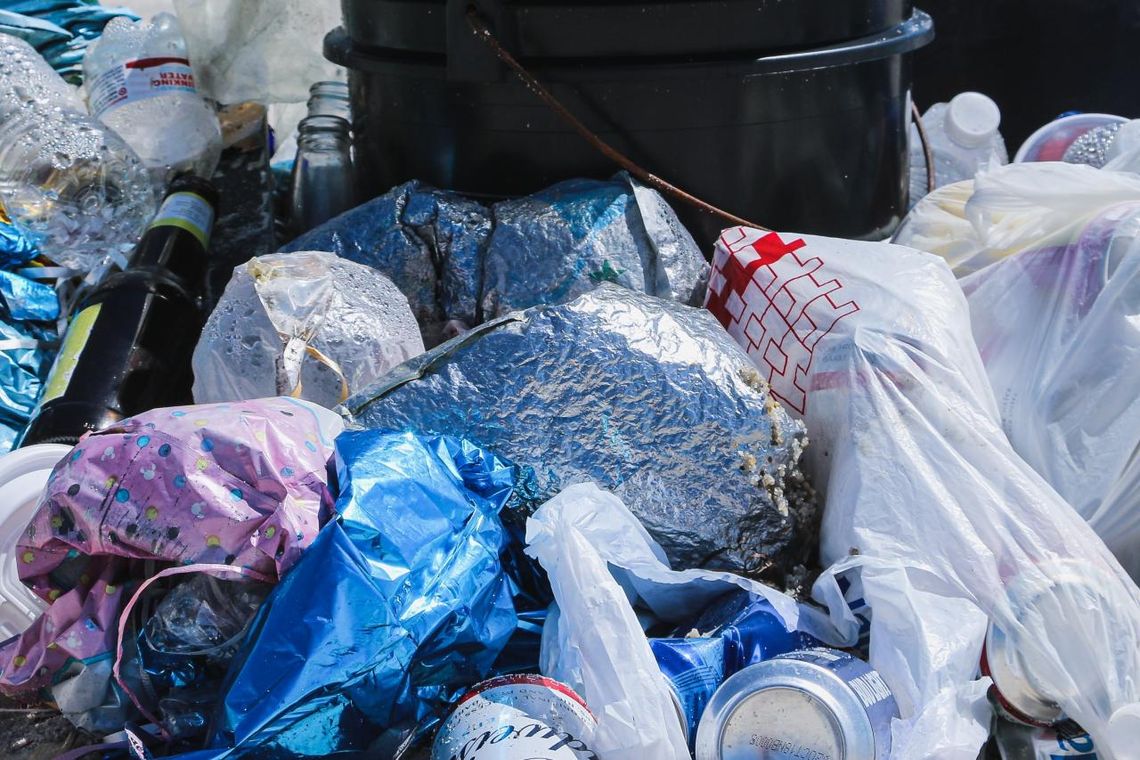Stos śmieci zalega na ulicy od miesiąca