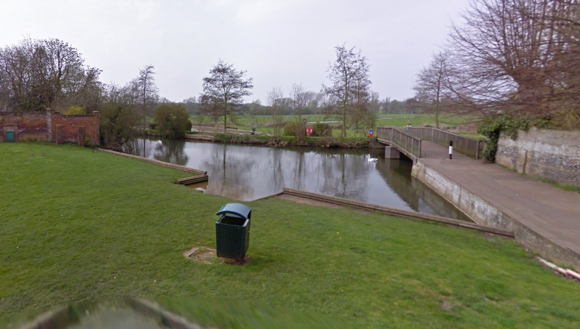 Suffolk: Worki z ludzkimi szczątkami pływały w rzece