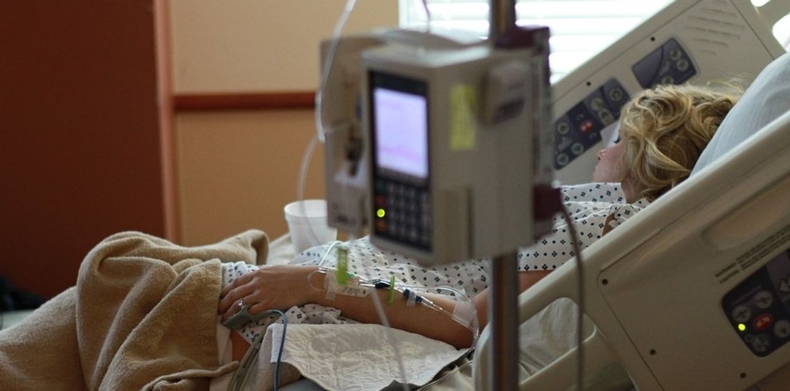 Szpitale zwolnią tysiące pacjentów by zrobić miejsce dla ciężkich przypadków Covid-19