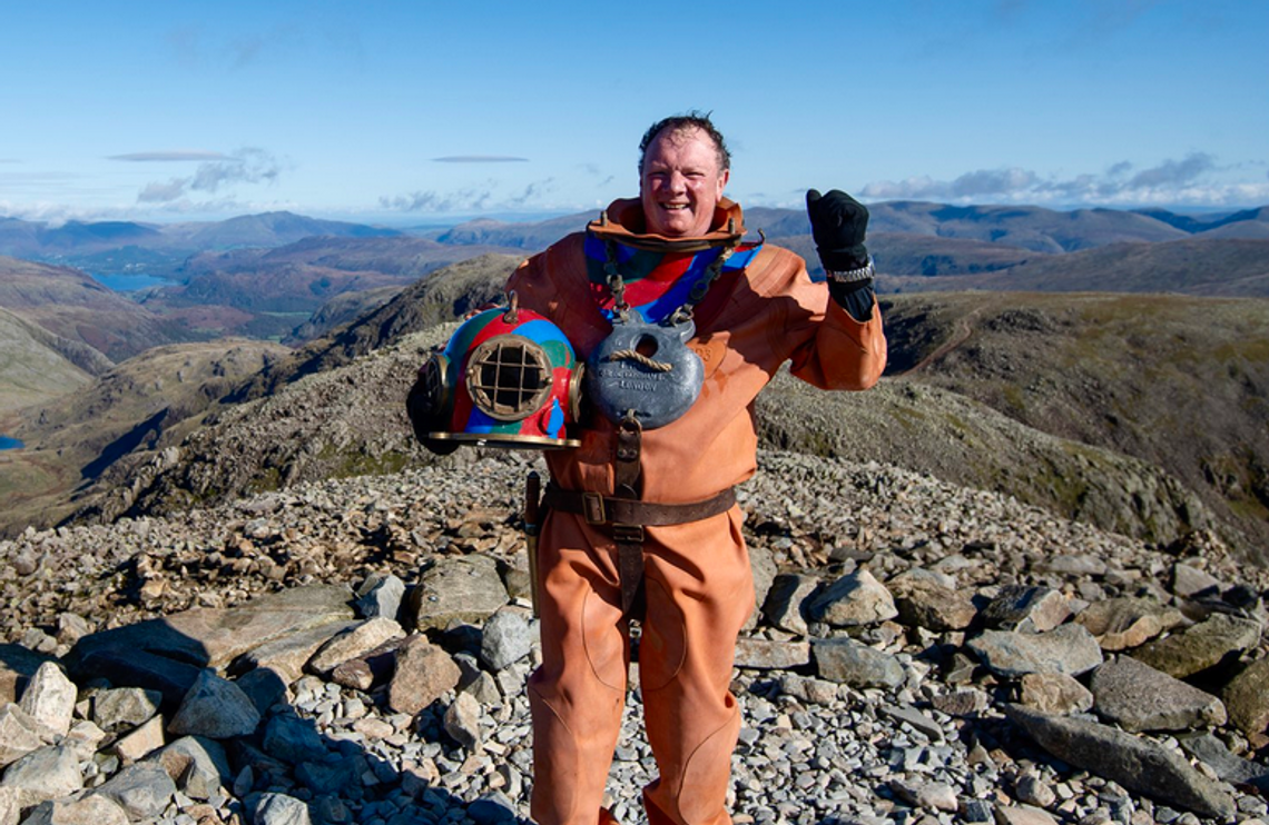 Three Peaks Challenge w kombinezonie nurka głębinowego