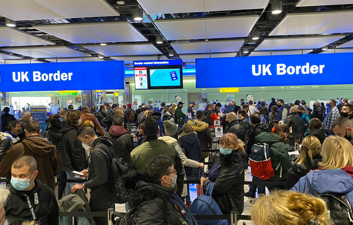 Tłumy na lotnisku Heathrow – zachowanie dystansu społecznego niemożliwe 