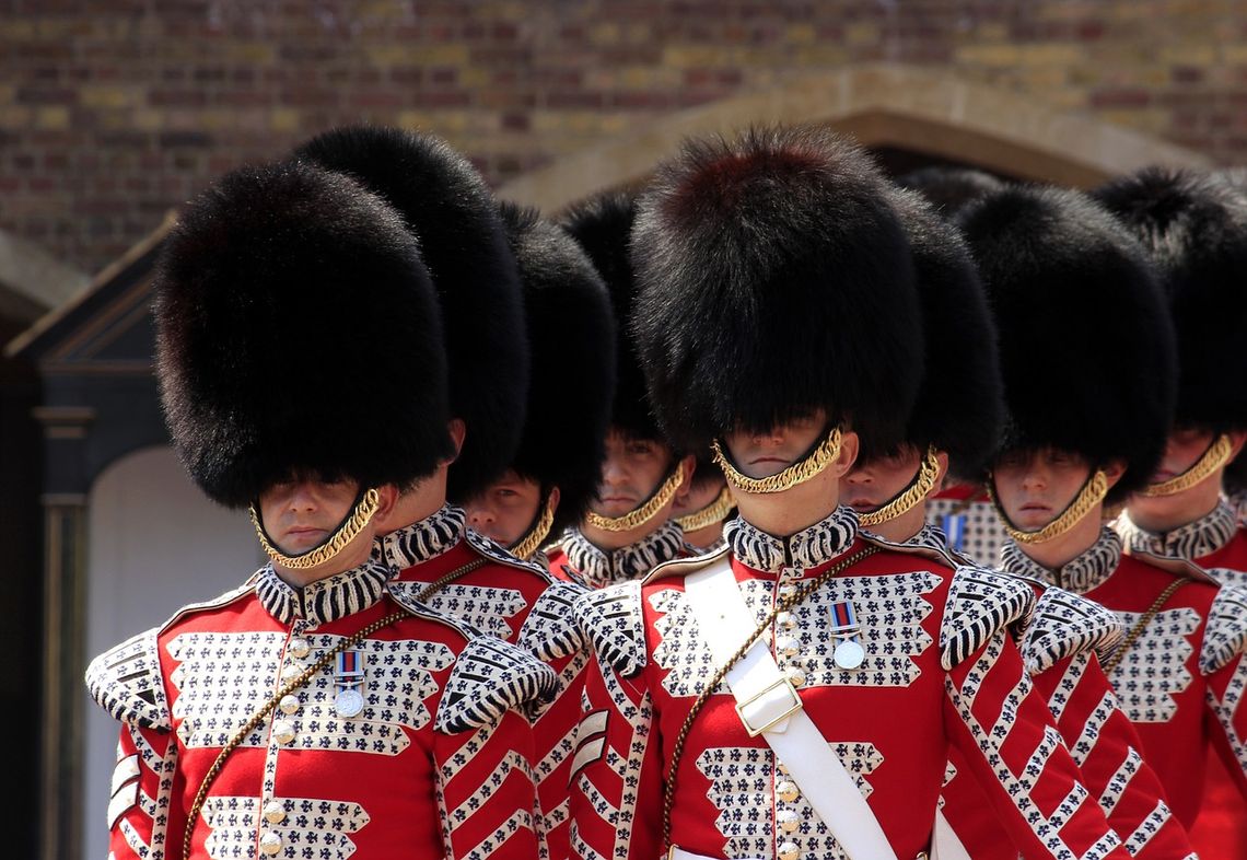 Tradycyjne czapki dla żołnierzy pilnujących Pałacu Buckingham odejdą do lamusa?