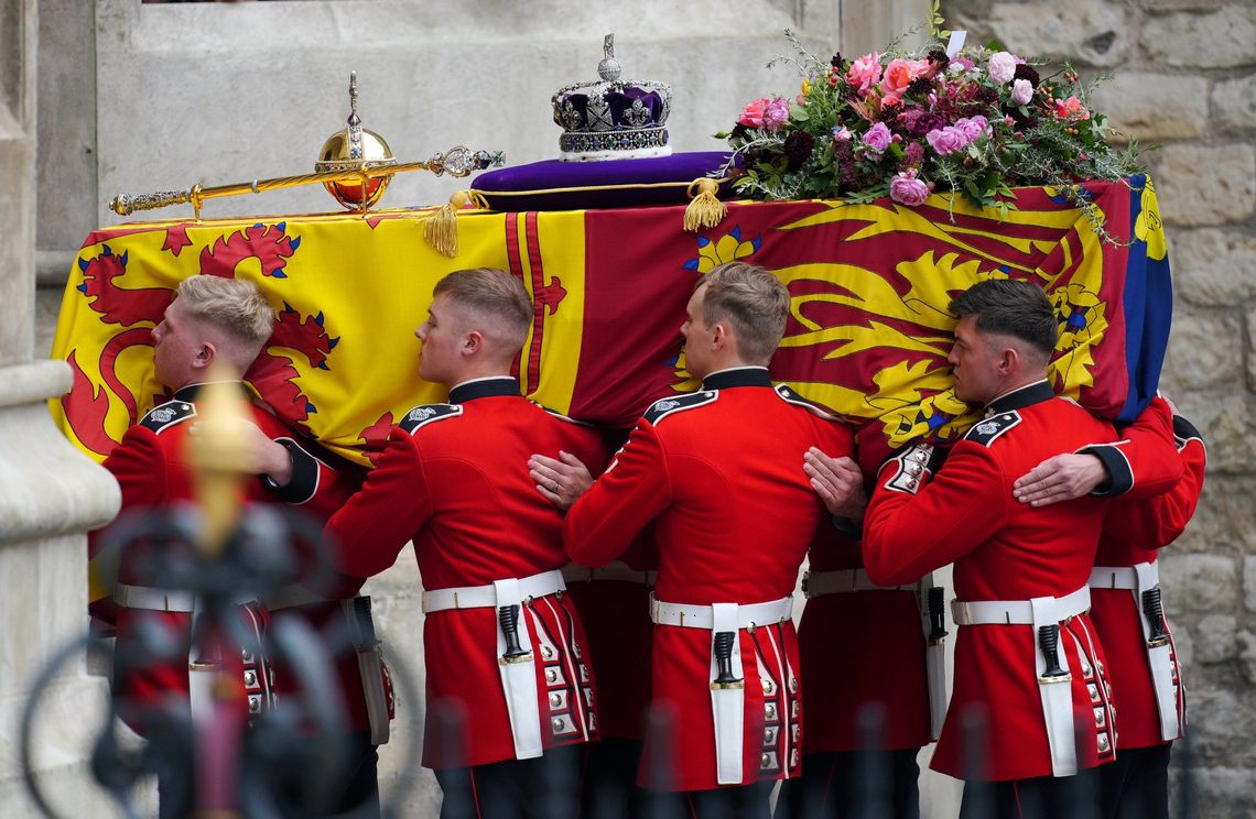 Trumna Królowej dotarła do Westminster Abbey, trwa nabożeństwo pogrzebowe