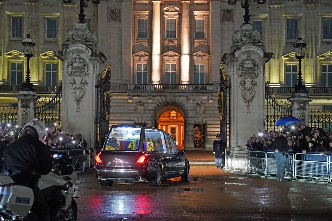 Trumna z Królową spoczęła w Buckigham Palace