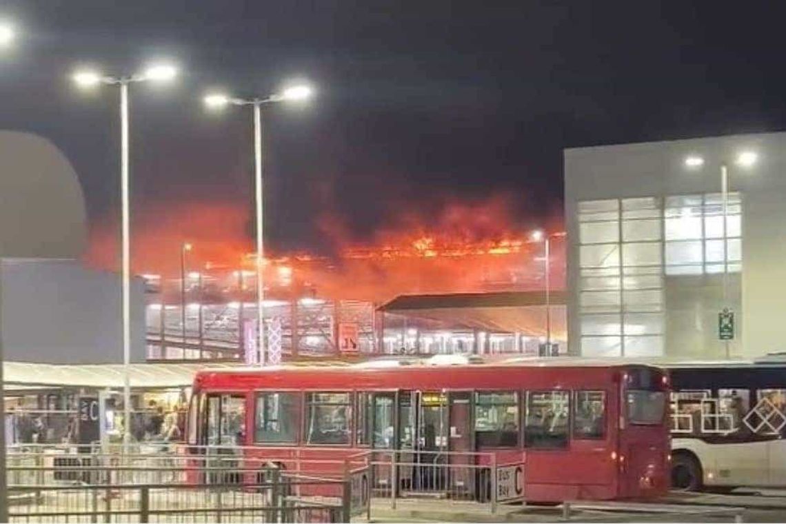 Trwa szacowanie strat po wczorajszym pożarze wielopoziomowego parkingu na lotnisku Luton