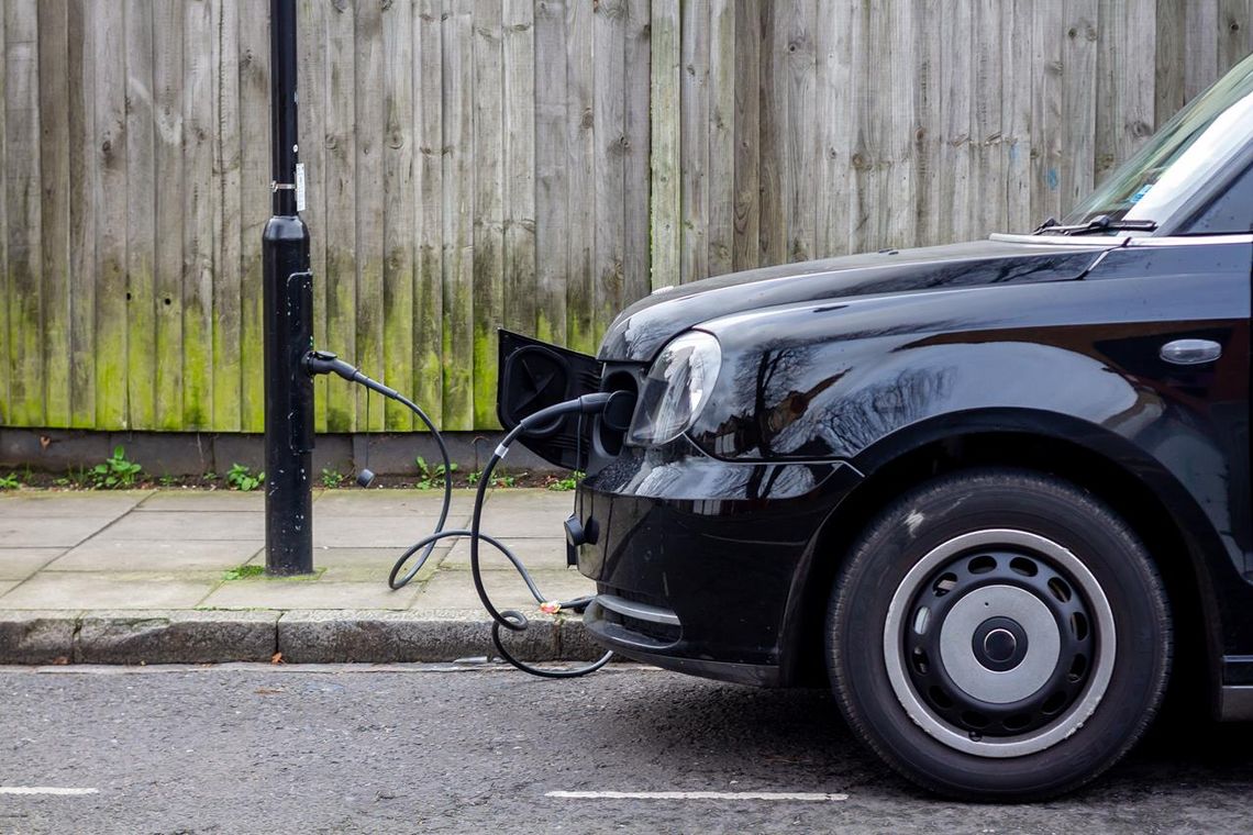 Uber sfinansuje montaż punktów do ładowania elektrycznych aut