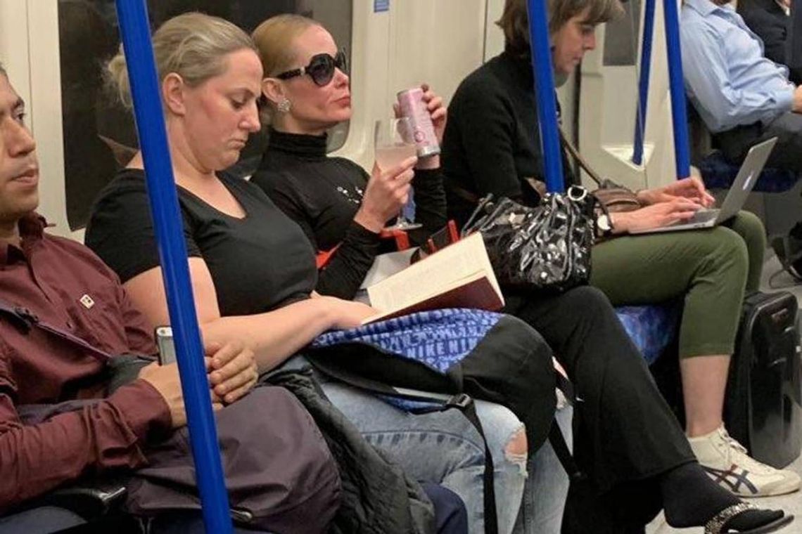 W metrze piła gin z kieliszka, jej zdjęcie robi furorę w sieci