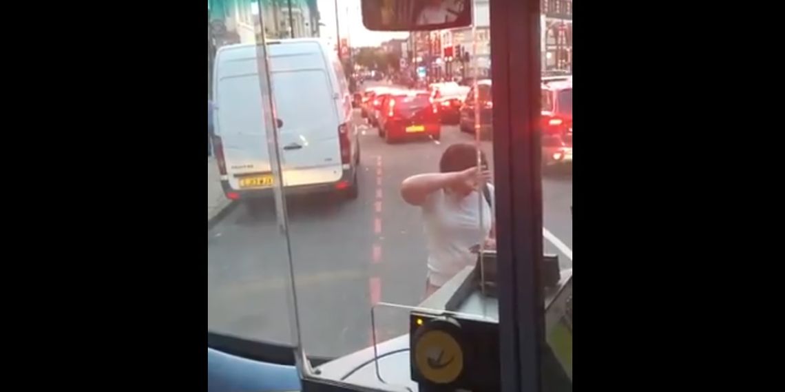 Wściekła pasażerka stanęła przed maską autobusu uniemożliwiając odjazd