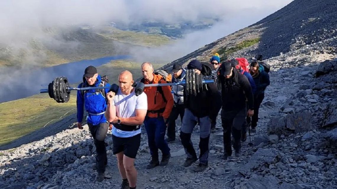 Wspiął się szczyt Ben Nevis ze 100kg sztangą