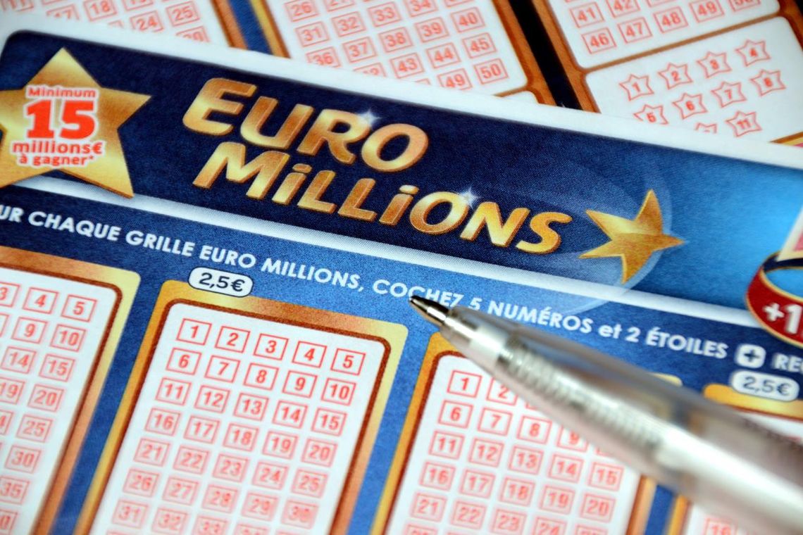 Wygrała fortunę w EuroMillions i rozdaje pieniądze potrzebującym