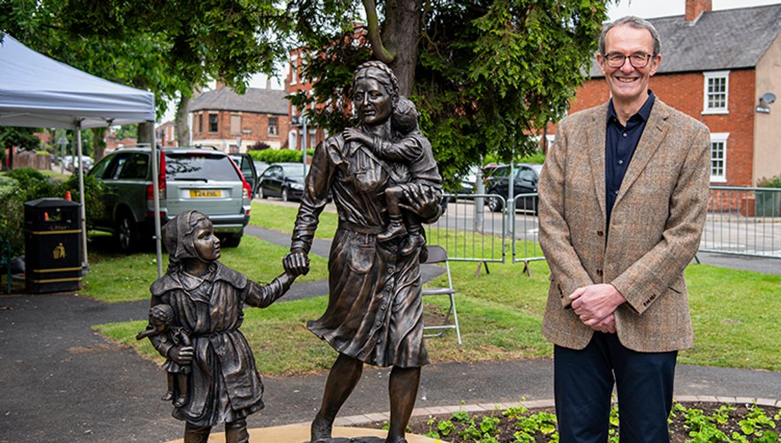 WYWIAD: Brytyjski artysta stworzył rzeźbę upamiętniającą postać Ireny Sendlerowej