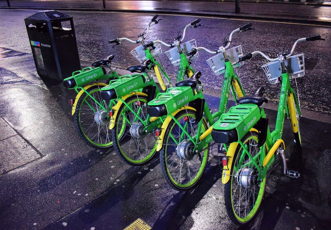 Zakaz pozostawiania elektrycznych rowerów z wypożyczalni na chodnikach