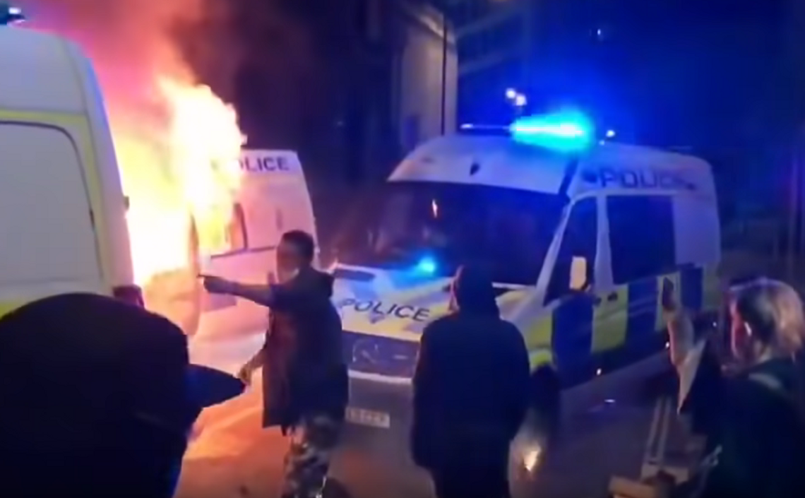 Zamieszki w Bristolu - zniszczone furgonetki i posterunek policji 