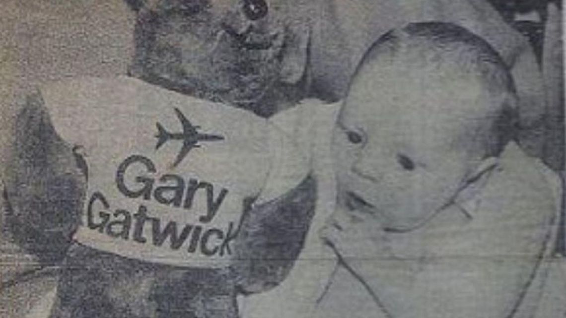 Znalazł rodziców 33 lata po tym jak porzucono go na lotnisku Gatwick