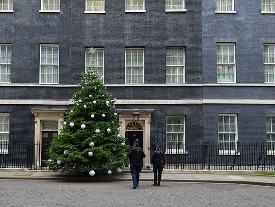Premier Theresa May zapaliła światła na choince na Downing Street 