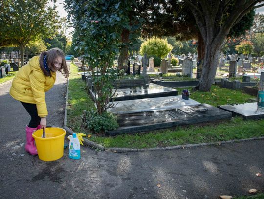 Polscy wolontariusze tchnęli życie w cmentarz Gunnersbury